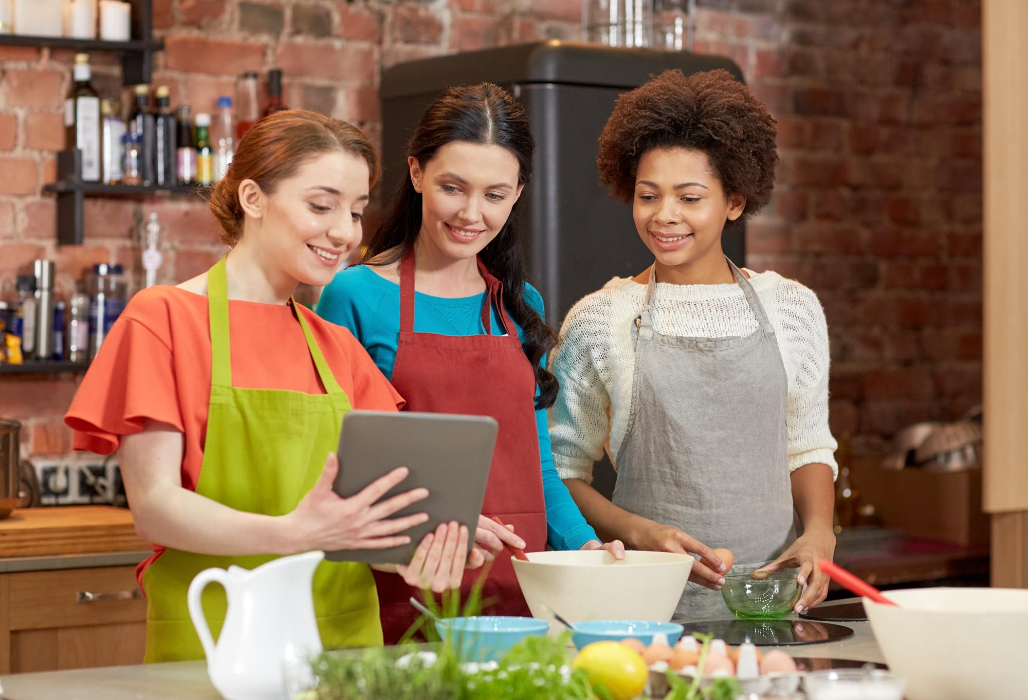 Laboratorio di cucina con chef e studenti