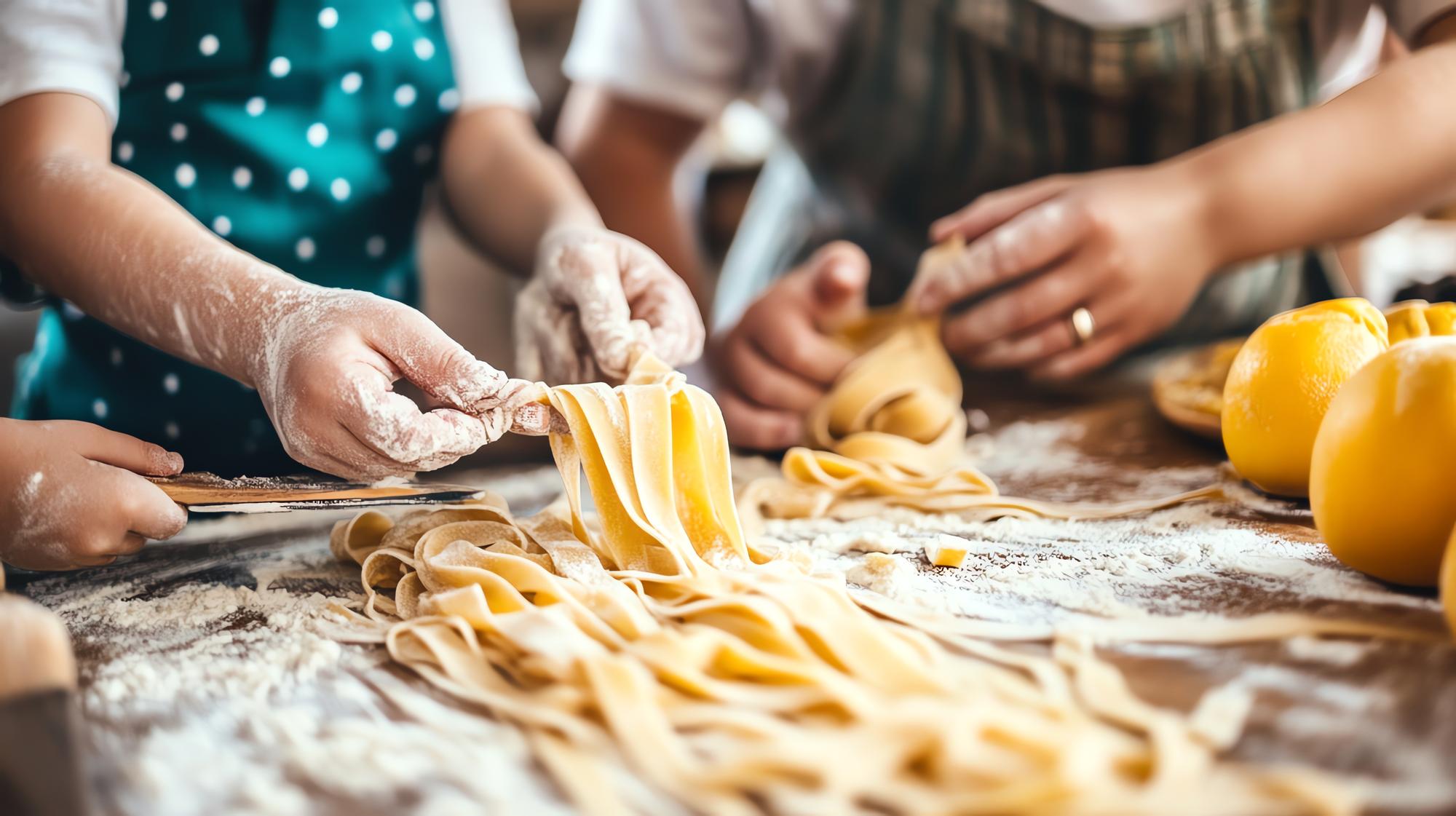 Pasta fatta a mano durante una lezione