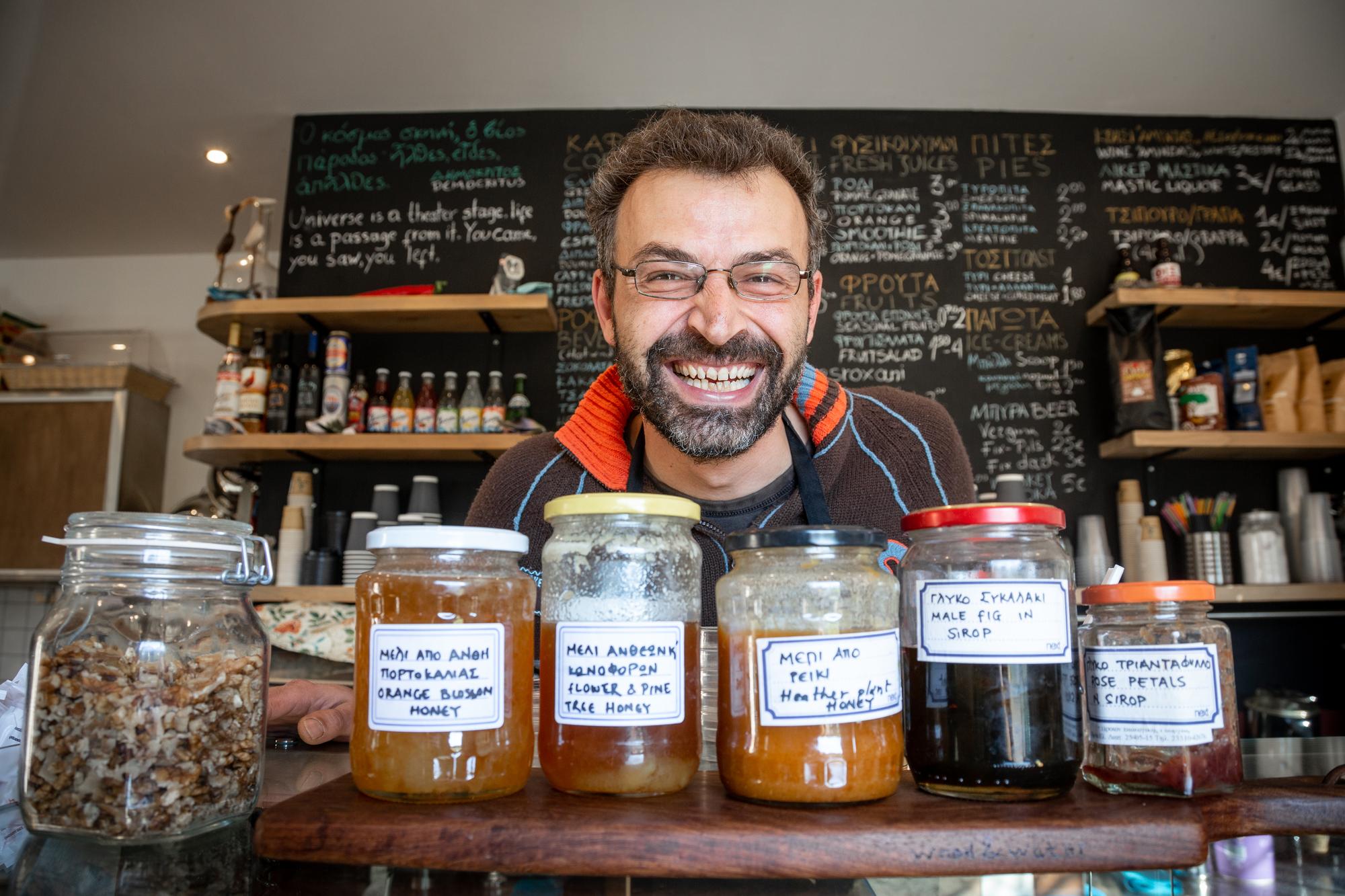 Dispensa con ingredienti locali selezionati