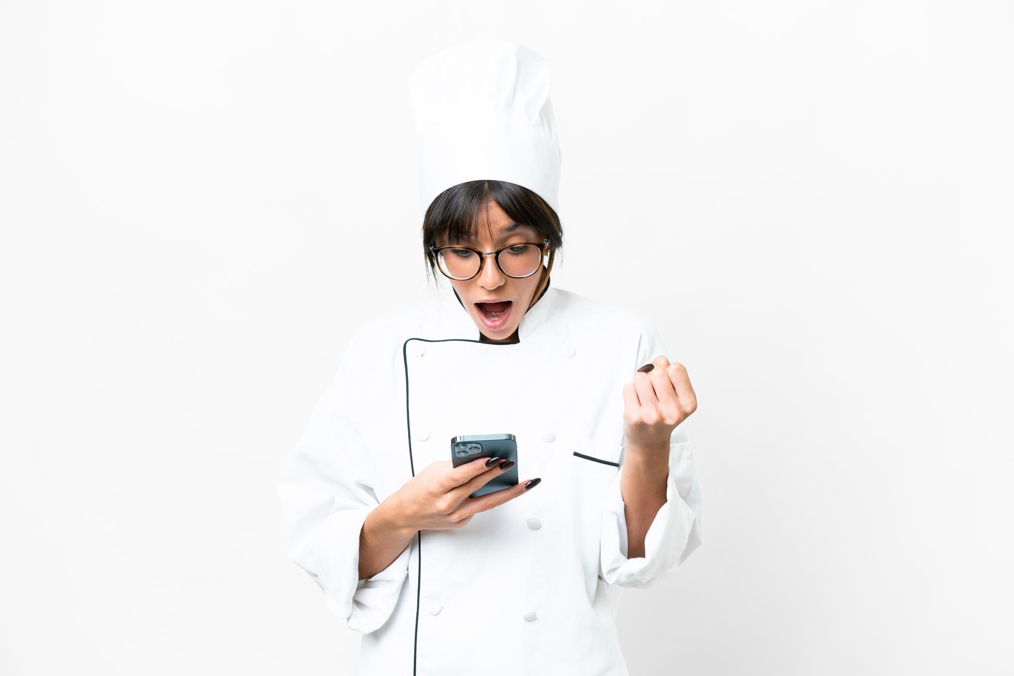 Allievo che riceve feedback dallo chef